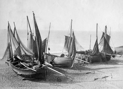 Vissersboten op het strand van Shoreham-by-Sea, ca. 1880 door English Photographer